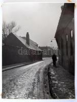 1965 Klell Kálmán (1897-1980): A Mókus utcában, hátoldalon feliratozott fotó, 40×30 cm