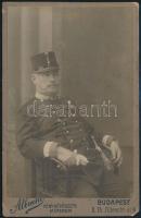 cca 1919 Ülő katonatiszt, keményhátú fotó Albrecht bácsi műterméből, hátulján feliratozva, 16,5×10,5 cm