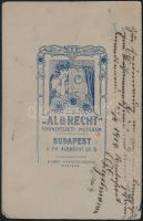 cca 1919 Ülő katonatiszt, keményhátú fotó Albrecht bácsi műterméből, hátulján feliratozva, 16,5×10,5...