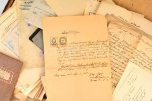 Óriási papírrégiség tétel egy régi bőröndben benne régi okmányok, nagyon sok régi okmány. Érdemes át...