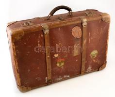 Óriási papírrégiség tétel egy régi bőröndben benne régi okmányok, nagyon sok régi okmány. Érdemes át...