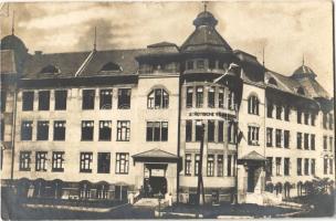 33 db főleg régi magyar és történelmi magyar városképes lap, közte pár modern; vegyes minőség / 33 m...