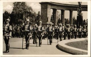 1943 Budapest XIV. Országházi díszőrség a Millenniumi emlékmű előtt (Hősök tere), mögöttük darutollas katonák. Kallós Oszkár udv. és kamarai fényképész felvétele