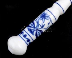 Porcelán nyelű evőeszköz készlet, dobozban, 24 db (6 db villa, 5 db kanál, 2 db kés, 6 db süteményes...