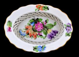 Herendi virágmintás áttört porcelán kosár, kézzel festett, jelzett, hibátlan, 9,5×7×2,5 cm