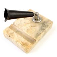 Bakelit-fém szerelékes márvány asztali tolltartó, sérült, 9,5×7×11,5 cm