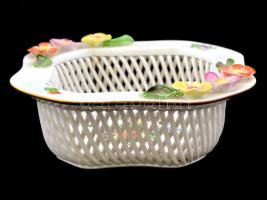 Herendi virágmintás áttört porcelán kosár, kézzel festett, jelzett, kis lepattanással, 12×12 cm