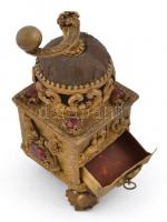 Dísz kicsi kávédaráló, réz, csiszolt üvegkövekkel, javított lábbal, m:13,5 cm