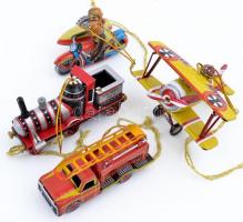 51 db kínai fém lemezes járművek felfűzve karácsonydísznek, különféle típusokkal: villamos, mozdony,...