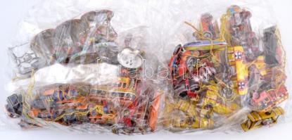 51 db kínai fém lemezes járművek felfűzve karácsonydísznek, különféle típusokkal: villamos, mozdony,...