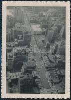 1957 New York, kilátás a Rockefeller Center tetejéről, fotó, hátulján feliratozva, 9×12,5 cm