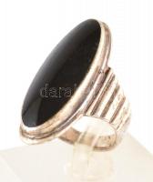 Ezüst(Ag) gyűrű, fekete zománcozott díszítéssel, jelzett, méret: 51, bruttó: 6,9 g