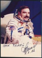 1982 Georgi Ivanov Kakalov (1940- ) bolgár űrhajós aláírása őt magát ábrázoló fotón, 12x9 cm/ Signature of Georgi Ivanov (1940- ) Bulgarian astronaut on photograph