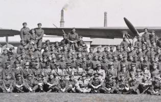 1941 Szeged, V. közelfelderítő repülőszázad csoportképe a Bácska visszaszerzése alkalmából, 
1941. ...