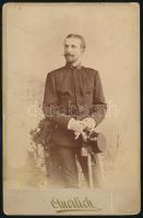 1894-1895 Peck-Korláth József (1868-1925) statisztikus, KSH könyvtárának vezetőjének fotója katonatiszt korából, keményhátú fotó, Brassó, Wilhelm Auerlich műterméből, 16x11 cm.