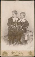 cca 1900 Két kisfiú portréja, keményhátú fotó, Bp., Strelisky műterméből, 17,5x10,5 cm.