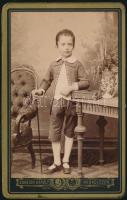 cca 1890 Előkelő kisfiú portréja, keményhátú fotó Züreich Károly miskolci műterméből, 10x6 cm