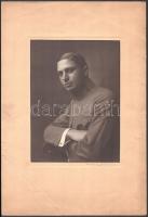 cca 1910 Székely Aladár (1870-1940): Katonaportré, fotó kartonon, Székely Aladár műterméből, kartonon törésnyom, kis szakadás, 23x17 cm