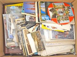 Sok száz modern képeslap - magyar és külföldi városképek, motívumok -, hozzá kevés régi lap, leporello füzetek, 2 db képeslap albumban ill. iratrendezőkben, hullámkaron ládában, gyűjtői hagyatékból.