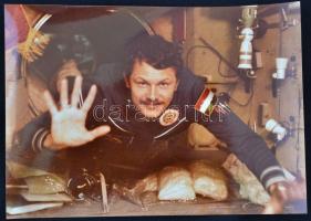 Farkas Bertalan és Magyari Béla űrhajósok, fotósorozat, 30×24 cm + színes fotó Farkas Bertalanról, 1...