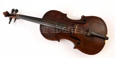 Régi hegedű tokban, megviselt állapotban, h: 58 cm