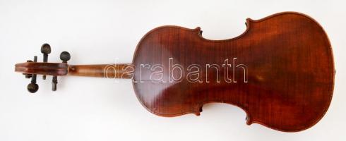 Régi hegedű tokban, megviselt állapotban, h: 58 cm