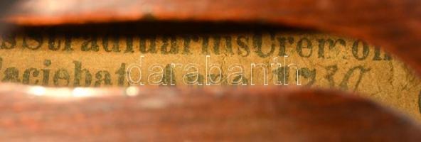 Régi hegedű tokban, megviselt állapotban, h: 58 cm