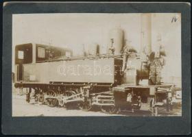 476-os mozdony, fotó, kartonra ragasztva, hátulján feliratozva, 10×16 cm
