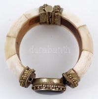 Csont-fém karkötő szintetikus kővel, hiányos, d: 6 cm (8,5 cm)