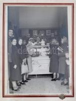 1943 Szegedi cukrászdában készített üvegezett fotó 26x43 cm