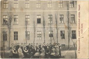 1911 Szeged, A Miasszonyunkról nevezett iskolanővérek zárdája, udvar növendékekkel (EB)