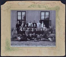 cca 1900 Hódmezővásárhely. gazdatiszti tanfolyam hallgatói mezőgazdasági szerszámokkal. Nagyméretű f...