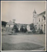 cca 1940 Hőgyész, községi nagyvendéglő, fotó, hátulján feliratozva, sarkán törésnyommal, 13,5×12,5 cm