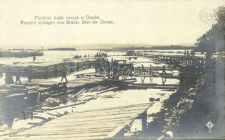 Pionírok hidat vernek a Dunán / Pioniere schlagen eine Brücke über die Donau / WWI Austro-Hungarian K.u.K. military, pioneers building a bridge over the Danube. Photo Révész és Biró