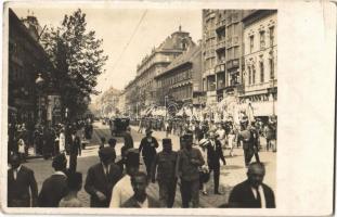 Budapest VIII. Rákóczi út, felvonulás cserkészekkel, Gutmann J. és T. üzlete, villamosok, automobil. photo (EK)