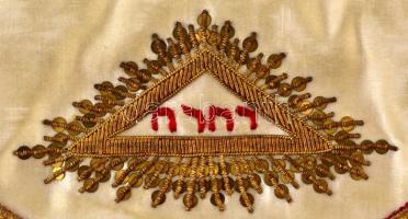 XX. sz. eleje: Szabadkőműves kötény. Selyem, Kígyómintás fém csattal / Freemason apron. Silk  40x34 ...