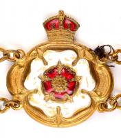 XX. sz. eleje: Earl of Bradford Lodge szabadkőműves lánc. Zománc, aranyozott fém. Egy medál hiányos....