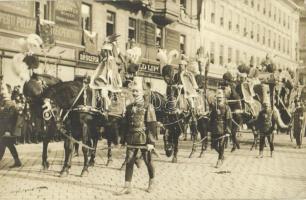 1907 Budapest, Rákóczi és bujdosók hamvainak hazahozatala, főhivatalnokok felvonulása díszmagyar öltözetben. photo (EK)