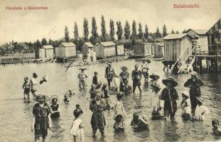 1911 Balatonlelle, fürdőzők a Balatonban, fürdőkabinok. Wollák József kiadása