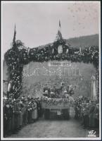 1938 Felvidékre bevonuló katonák Trianon-Bécs feliratú virágkapu alatt. Kissé foltos 12x16 cm