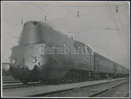 cca 1940 242. sz. áramvonalas gyorsvonati gőzmozdony fotója / High speed steam locomotive photo 23x18 cm