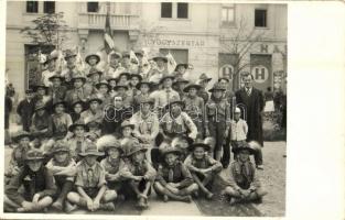 1939 Budapest XVI. Rákosszentmihály, Szent Imre cserkészcsapat csoportképe a gyógyszertár előtt. Károlyi Foto, photo