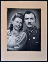 cca 1940 Magyar honvédség katonatisztje kitüntetésekkel. 24x30 cm kartonon