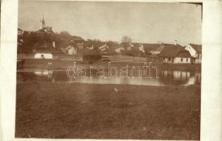1916 Szászrégen, Reghin; falubeliek mosnak a folyóban / villagers washing clothes in the river. phoot