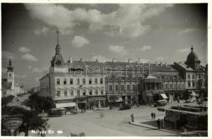 Kolozsvár, Cluj; Mátyás király tér, Vass és Rakits cukrászda, Capitol mozgó (mozi), Nimberger, Columbia, Heller üzlete, Gambrinus étterem, autóbusz, automobil / square, confectionery, pastry shop, restaurant, autobus, autombile, shops (ragasztónyom / glue marks)