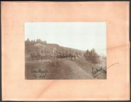 1895 Verecke, huszárok a hegyoldalban, kartonra kasírozott fotó, 14×19 cm