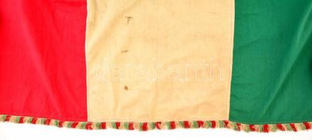 1956 Magyar nemzeti zászló, belőle kivágva a Rákosi címer. A vörös csillag vége még látszik. A lobog...