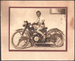 cca 1930 Kisfiú Mátra motorkerékpáron, kartonra kasírozott fotó, 17×23 cm