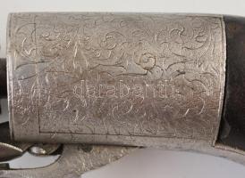 Mariette Breveté forgó többcsöves belga pisztoly, jelzett, kezelt fém felülettel, h: 18,5 cm /

Ma...