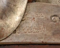 Régi francia pisztoly, fa-fém, jelzett ("Imp. au de Mutzie"), mesterjeggyel, rozsdafoltokk...